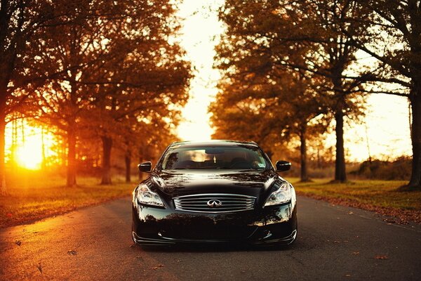 Voiture chère chic au coucher du soleil