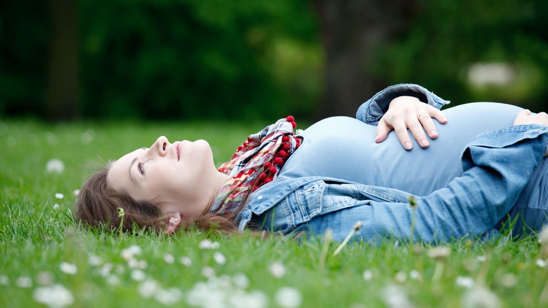 gens herbe nature fille parc femme relaxation été enfant à l extérieur amour portrait sourire maternité enfant champ jeune belle foin joie