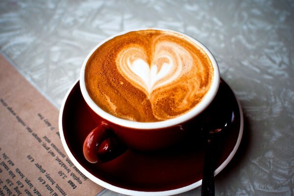 Cuore in una tazza di caffè. Mattina perfetta. Bella coppia di tè