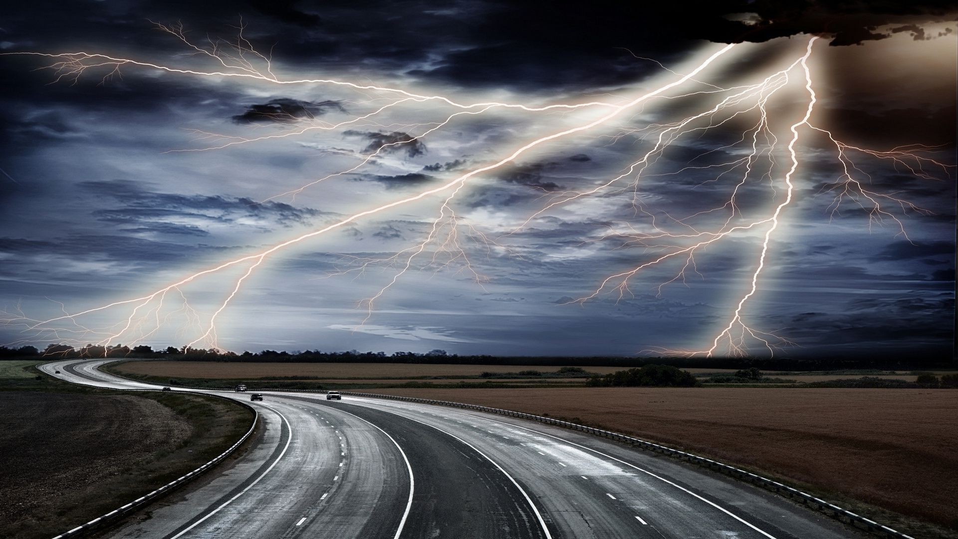 straße sturm autobahn dramatisch asphalt himmel gewitter schnell reisen landschaft abend regen verkehrssystem straße lange sonnenuntergang dunkel licht blitz