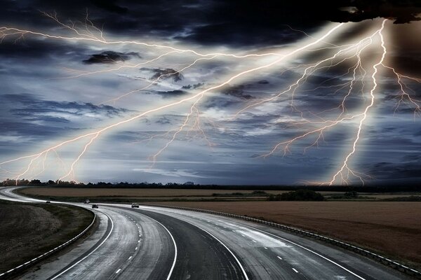 Una peligrosa tormenta corta el cielo con un rayo en la carretera
