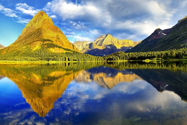 Die Berglandschaft spiegelt sich im See wider