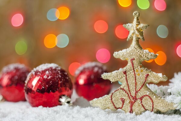 Glänzende Weihnachtsspielzeuge im Schnee