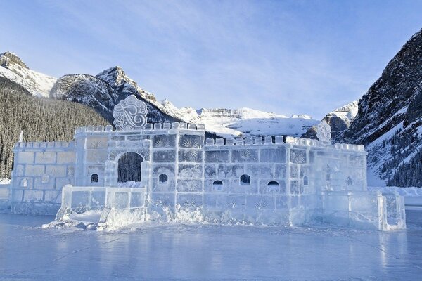 Ein Schloss aus Eis. Landschaft. Eis