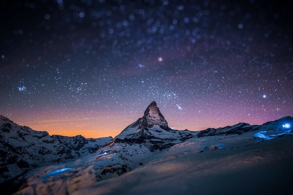 Sternenhimmel über einem Felsen