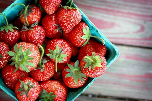 Baies de fraises juteuses sur la table dans le village