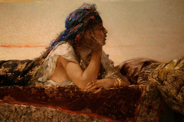 Femme dans un foulard se trouve sur le tapis