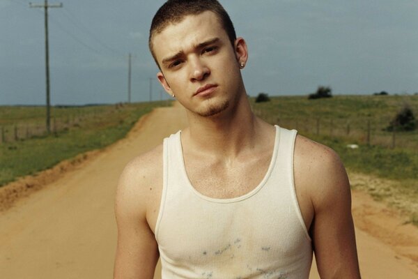 Portrait de Justin Timberlake en maillot. Paysage rural d été