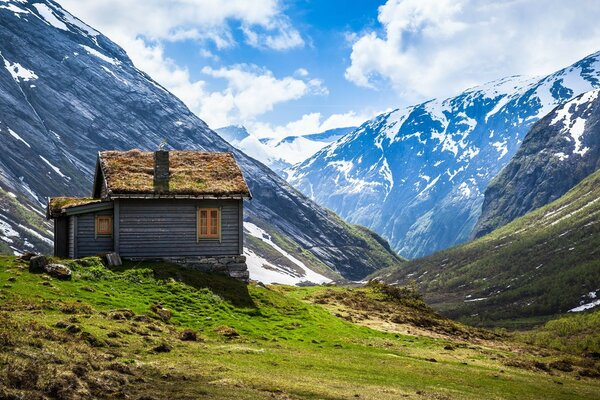 पहाड़ की चोटियों के बीच एक पर्यटक आश्रय