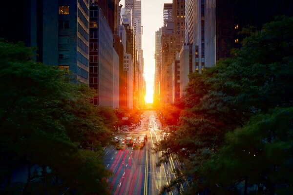 Puesta de sol en la ciudad entre los rascacielos