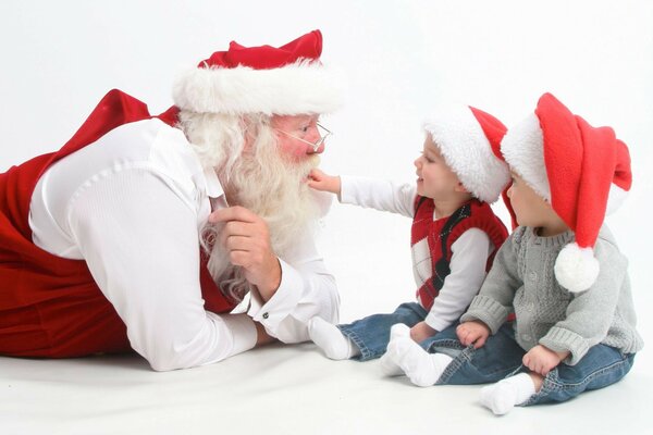 Weihnachtsmann mit zwei Babys