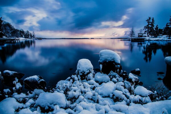 Paesaggio invernale di acqua e blu riflesso del cielo