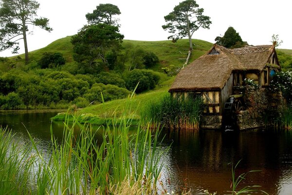 Antiguo molino a orillas del río