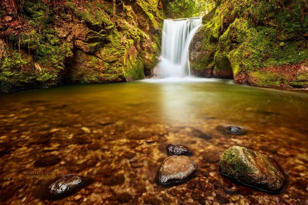 On an autumn evening there was a cold waterfall