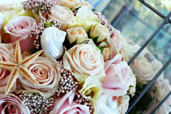 Roses délicates dans un beau bouquet