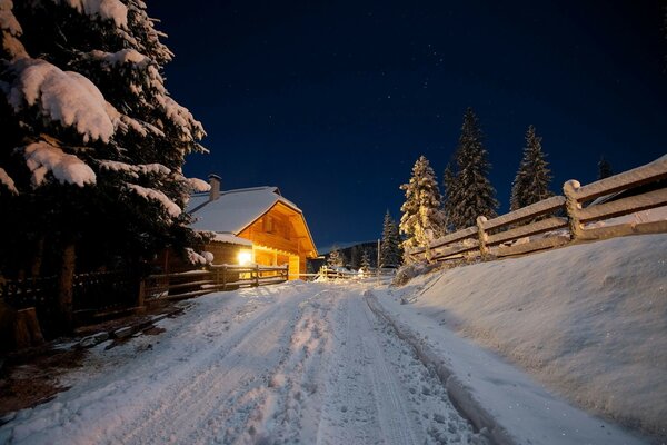 Camino nocturno de invierno a la casa de campo