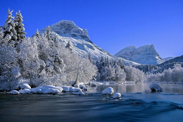 Die Gipfel der Berge sind mit Schnee bedeckt