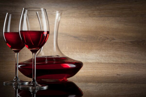 Carafe de vin rouge et verres à vin