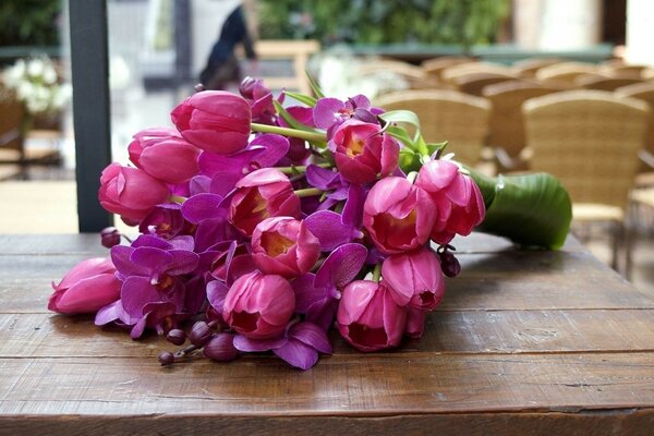 Romantisches Tulpenbuch auf dem Tisch