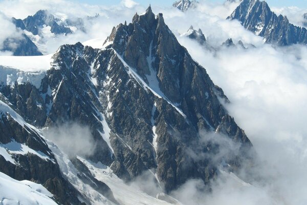 Picos de montaña. Hielo y nieve desde las alturas