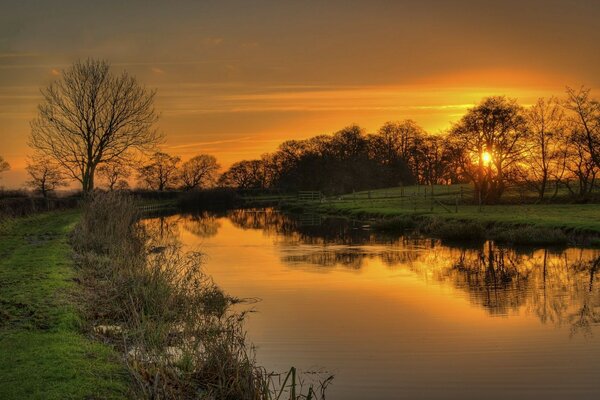 Hermosa puesta de sol a orillas del río