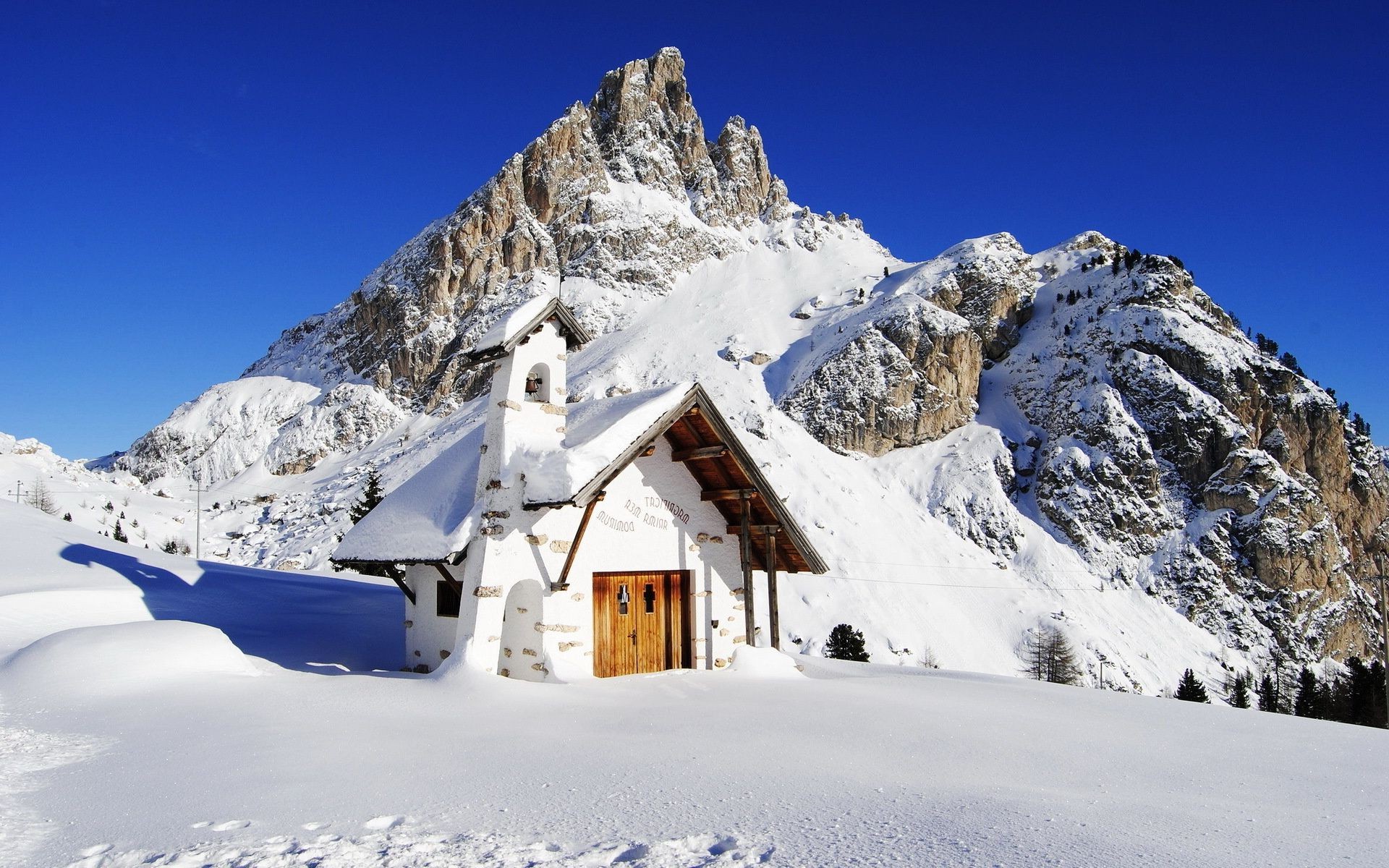 inverno neve montanhas resort frio pico de montanha alpino neve chalé cênica gelo cabana snowboard topo inclinação esportes colina estância de esqui temporada