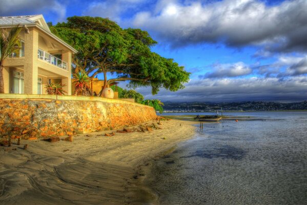 Sonnenuntergang. Haus am Strand