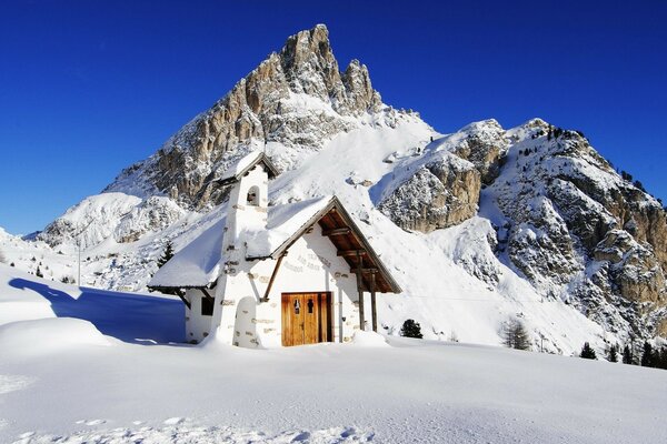 Piccola casa nelle montagne fredde