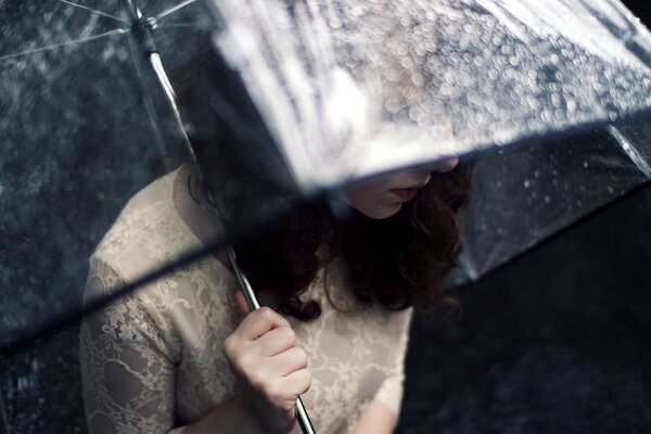 Mujer bajo la lluvia. Tristeza y anhelo