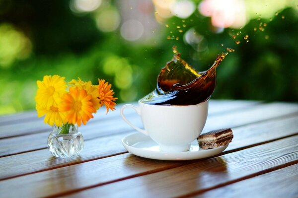 Café dans une tasse avec une soucoupe avec des fleurs