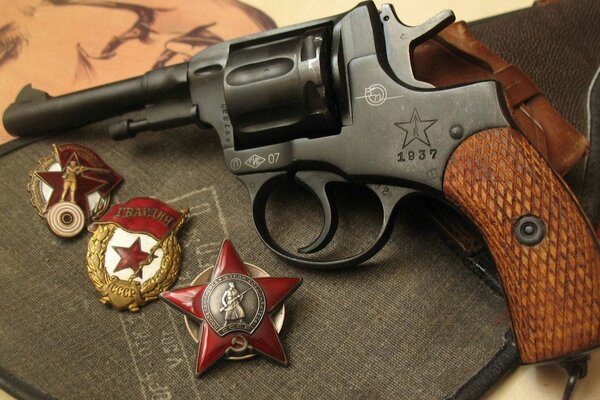 Pistola al lado de las insignias en Cabourg