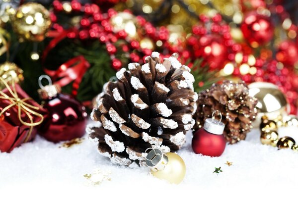 Décoration de Noël en forme de cônes