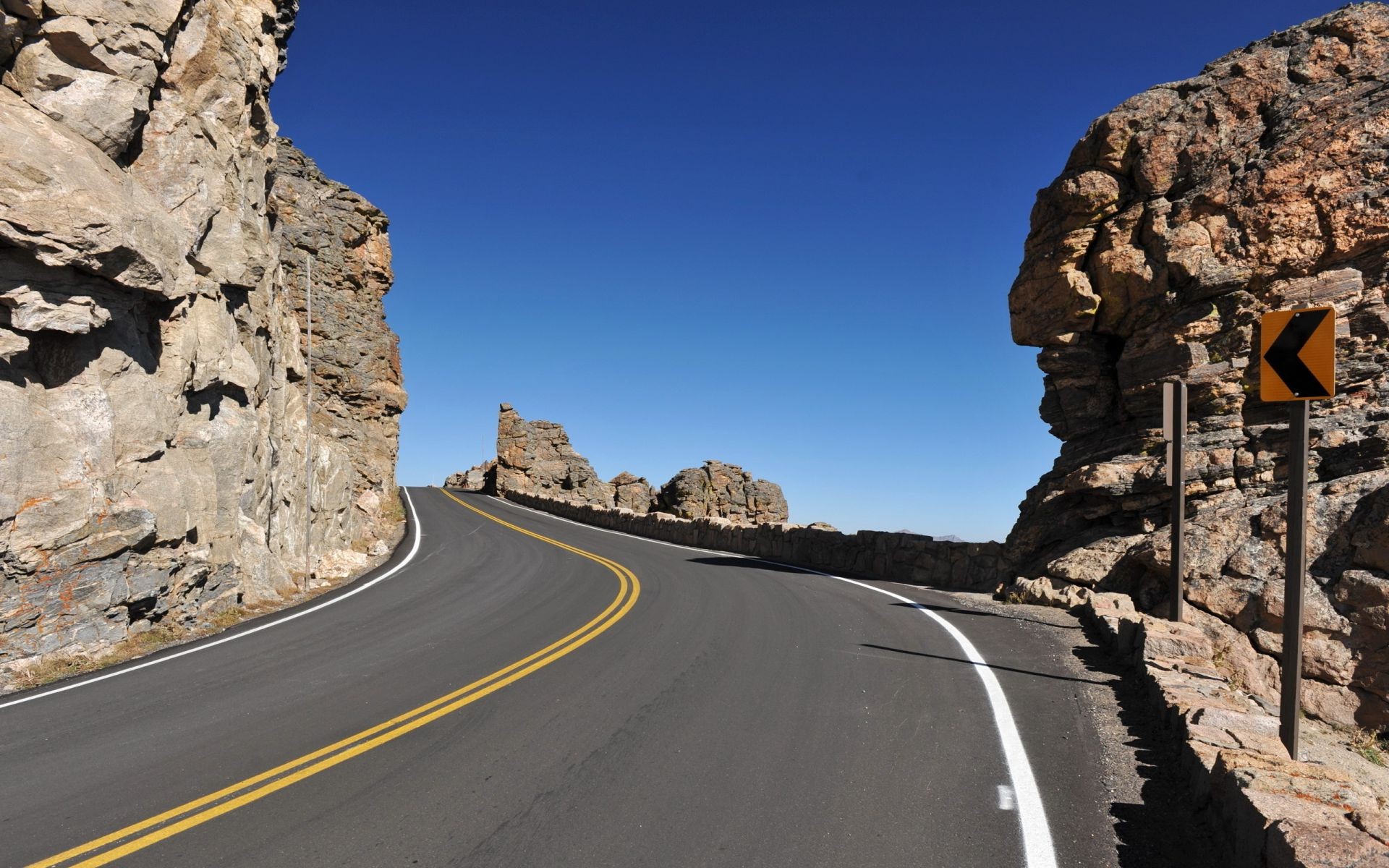 道路 旅行 户外 天空 景观 日光 山脉 沙漠 岩石 运输系统