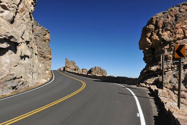 Carretera de montaña. Cielo azul, rocas, paisaje de montaña