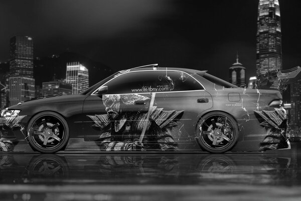 在城市涂鸦的灰色汽车
