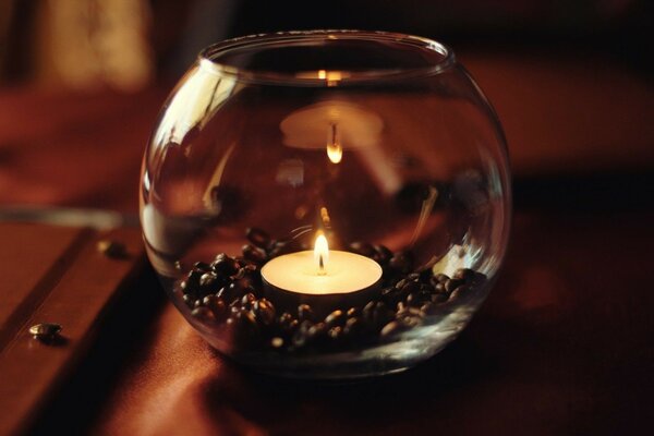 Vela en un vaso sobre la mesa, naturaleza muerta