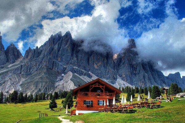 Ein malerischer Ort in dem der Himmel die Berge berührt