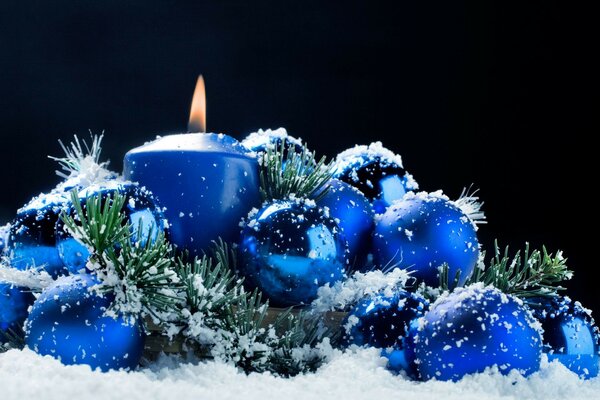 مزاج العام الجديد. الشموع وزينة عيد الميلاد في الثلج