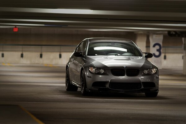 Voiture BMW dans un parking souterrain