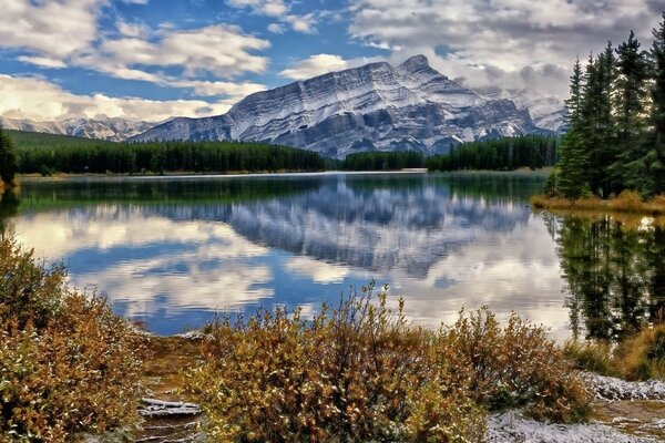 Paysage chic, montagne et lac