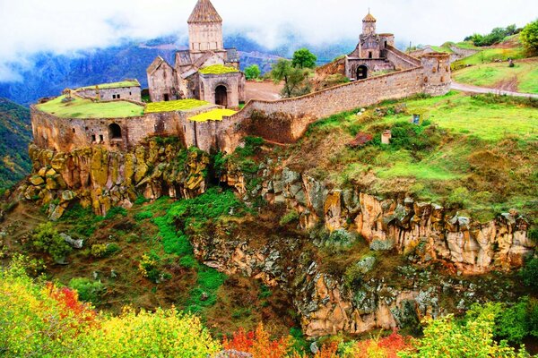 Antigua estructura a orillas de un barranco verde