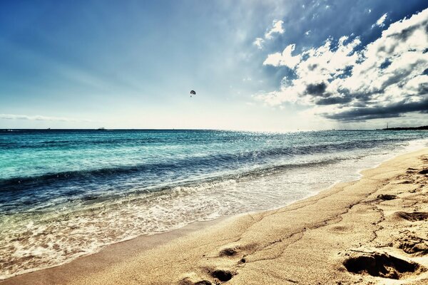 Marea sulla costa di oken sulla spiaggia