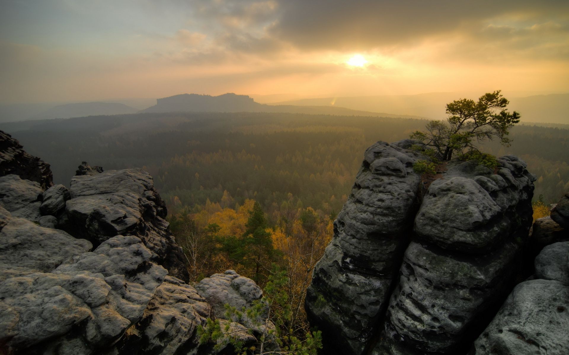 coucher de soleil et aube coucher de soleil paysage ciel montagnes voyage nature à l extérieur rock aube scénique soir crépuscule lumière du jour brouillard arbre