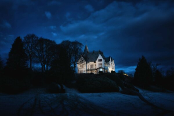 Gran casa en el crepúsculo de la noche