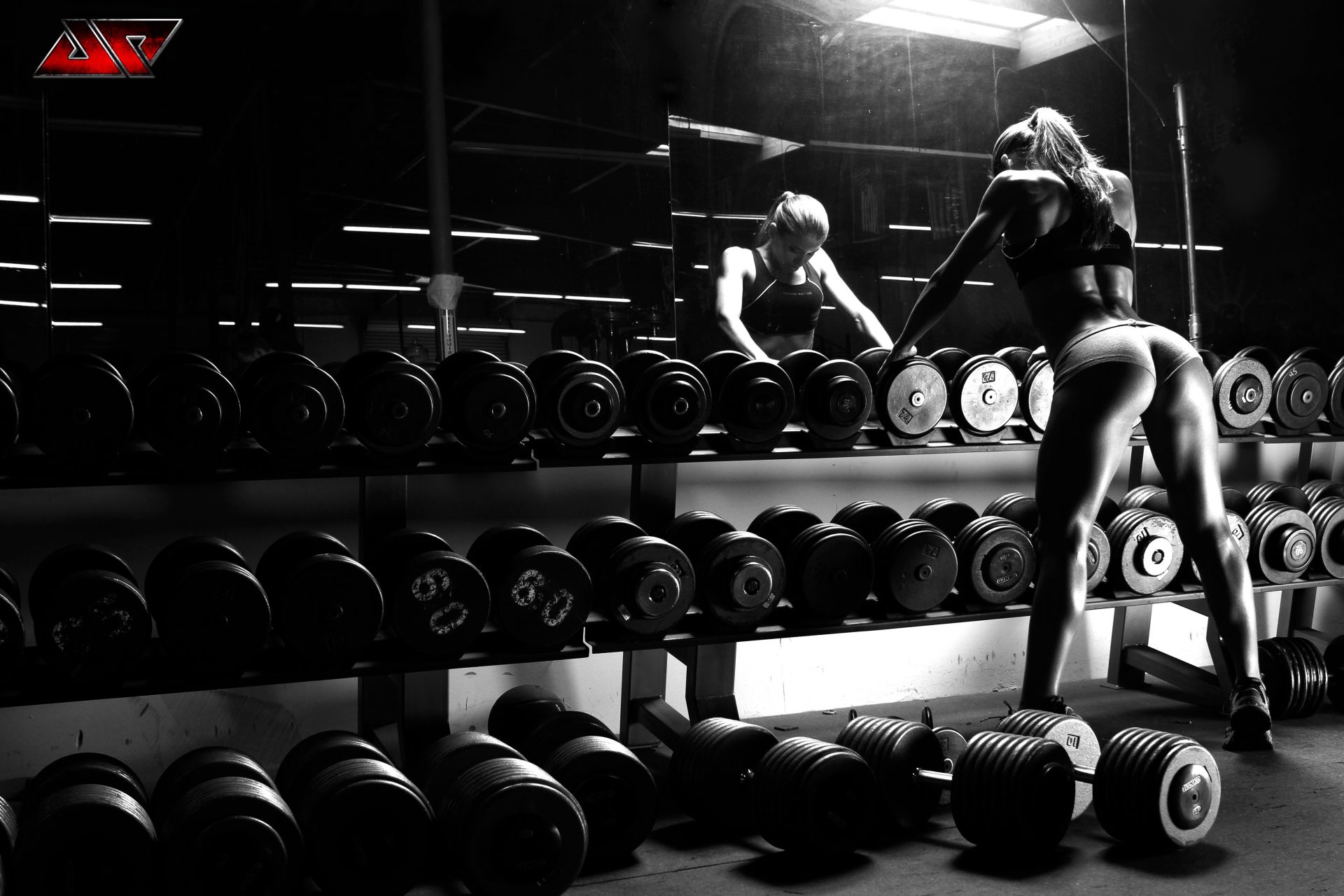 en el trabajo adulto levantamiento de pesas barril fuerza monocromo atleta interior sótano deportes bodega