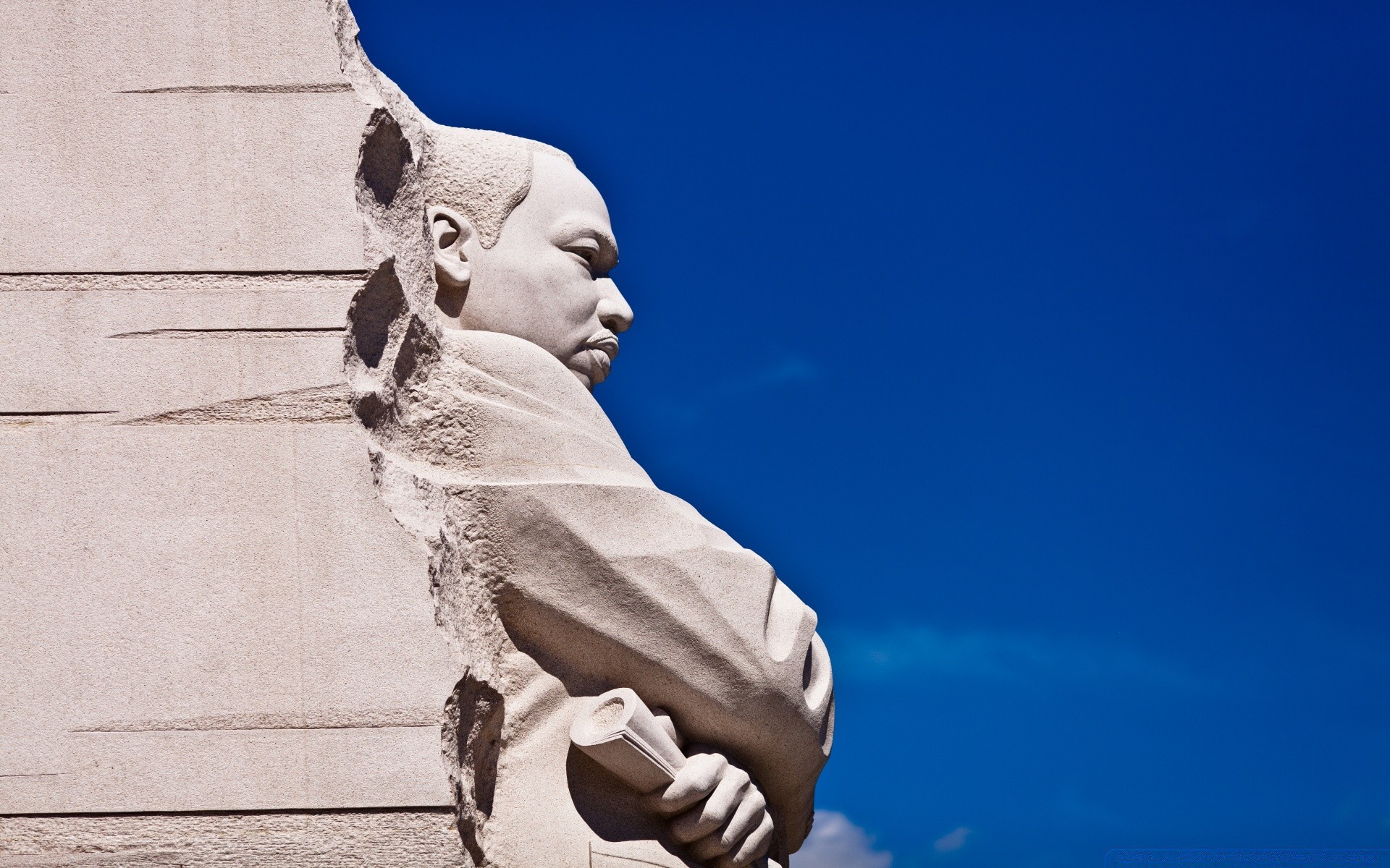 sculpture unique adulte à l extérieur homme porter femme portrait ciel