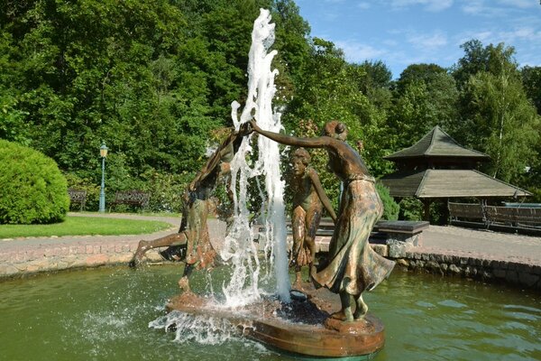 Skulptur von Mädchen im Chorraum um den Brunnen