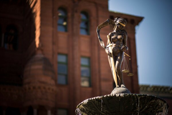 Escultura de la justicia en el fondo del edificio