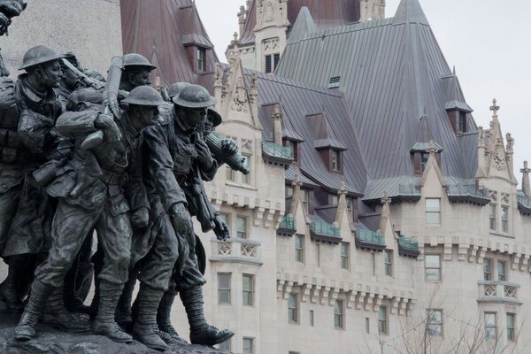 Skulptur in der Stadt. Das Militär vor der Schlacht