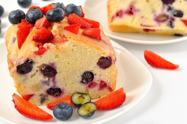 Delicioso pastel con relleno de bayas